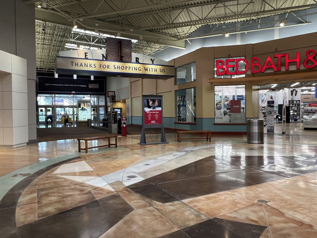 Great Lakes Crossing Outlets - Aug 7 2022 Photo (newer photo)